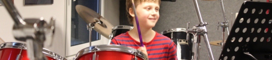 Drumline - Modern School of Drums & Percussion - Schlagzeug in Elmshorn, Barmstedt, Glückstadt, Pinneberg, Uetersen, Tornesch, Itzehoe, Kaltenkirchen, Quickborn, Horst, Krempe, Wilster, Kreis Pinneberg, Kreis Steinburg, Hamburg
